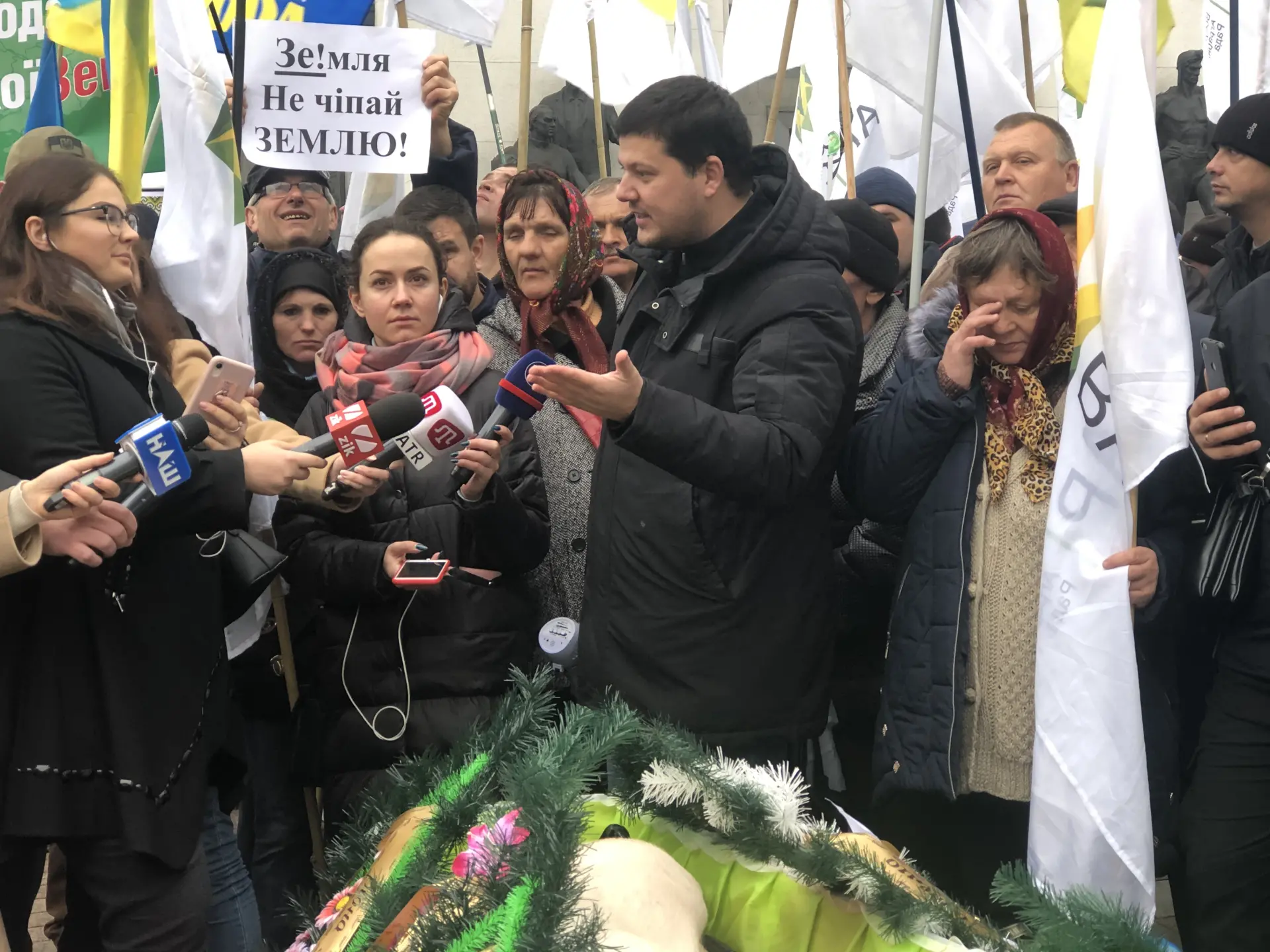 Аграрії влаштували похорони свині, що символізують занепад галузі тваринництва у разі впровадження "дикого" ринку землі  