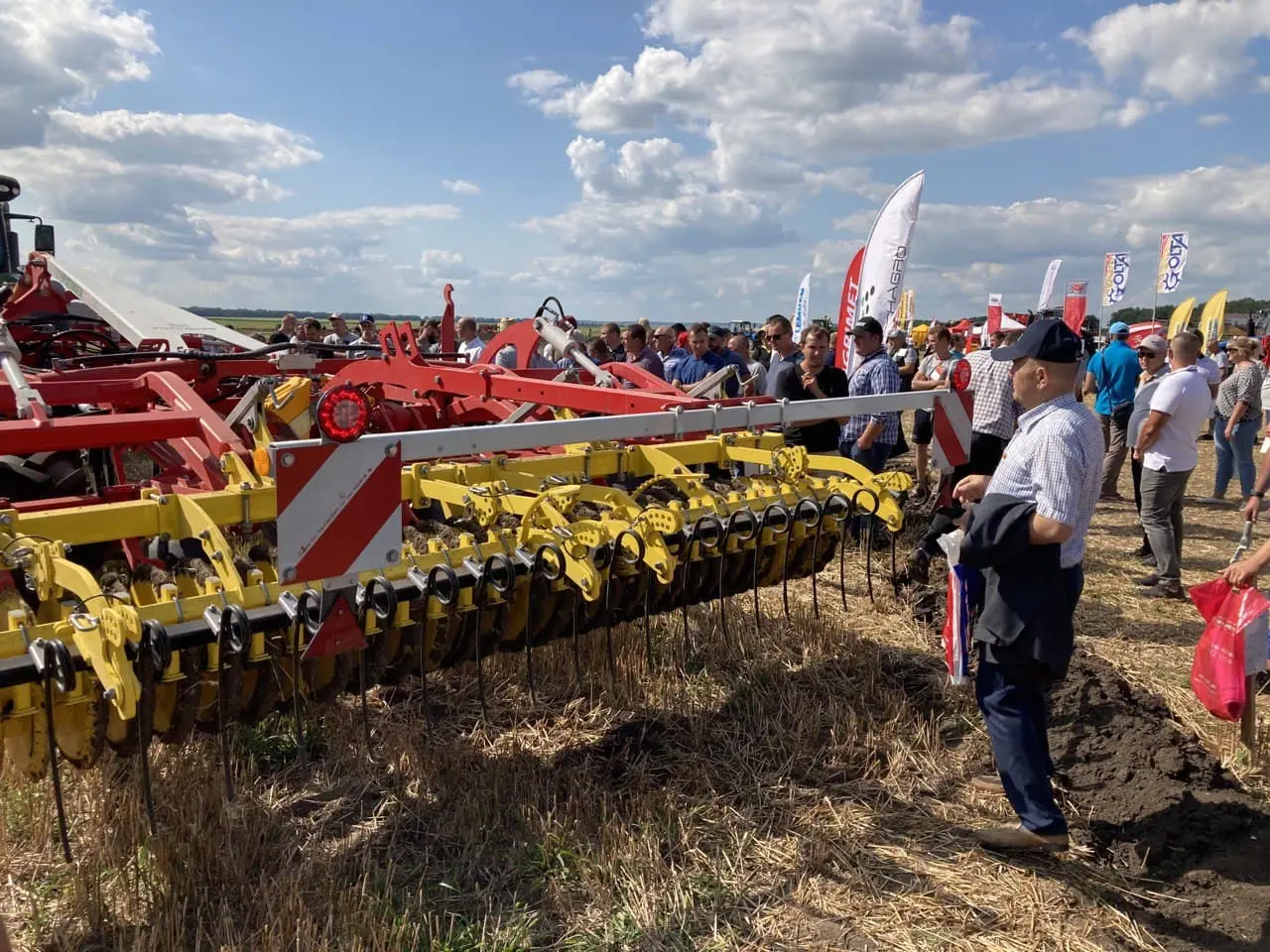 Перша наймасштабніша польова демонстрація сільськогосподарської техніки стартувала на Західній Україні
