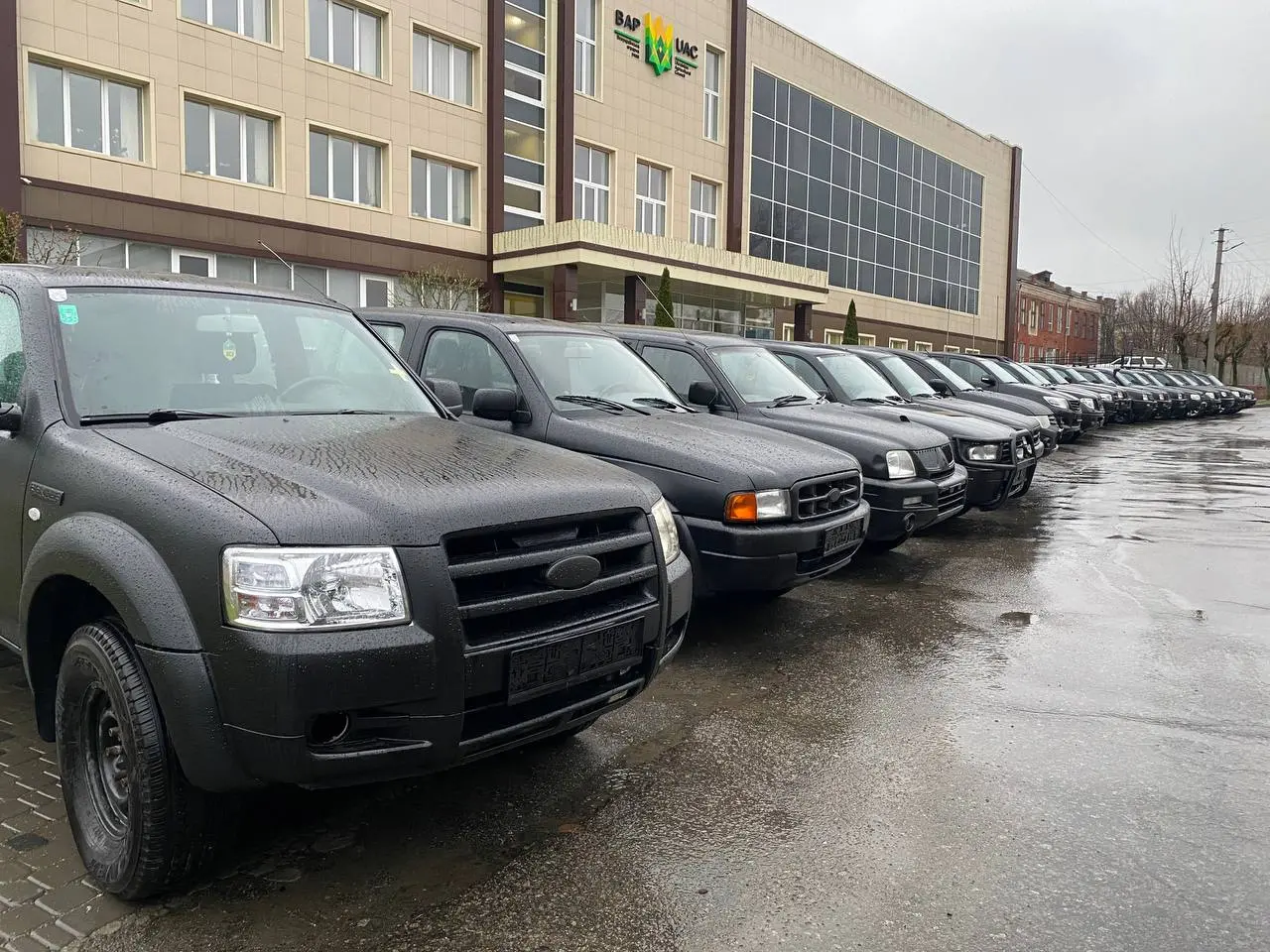 Всеукраїнська аграрна рада передала 570 пікапів для військових