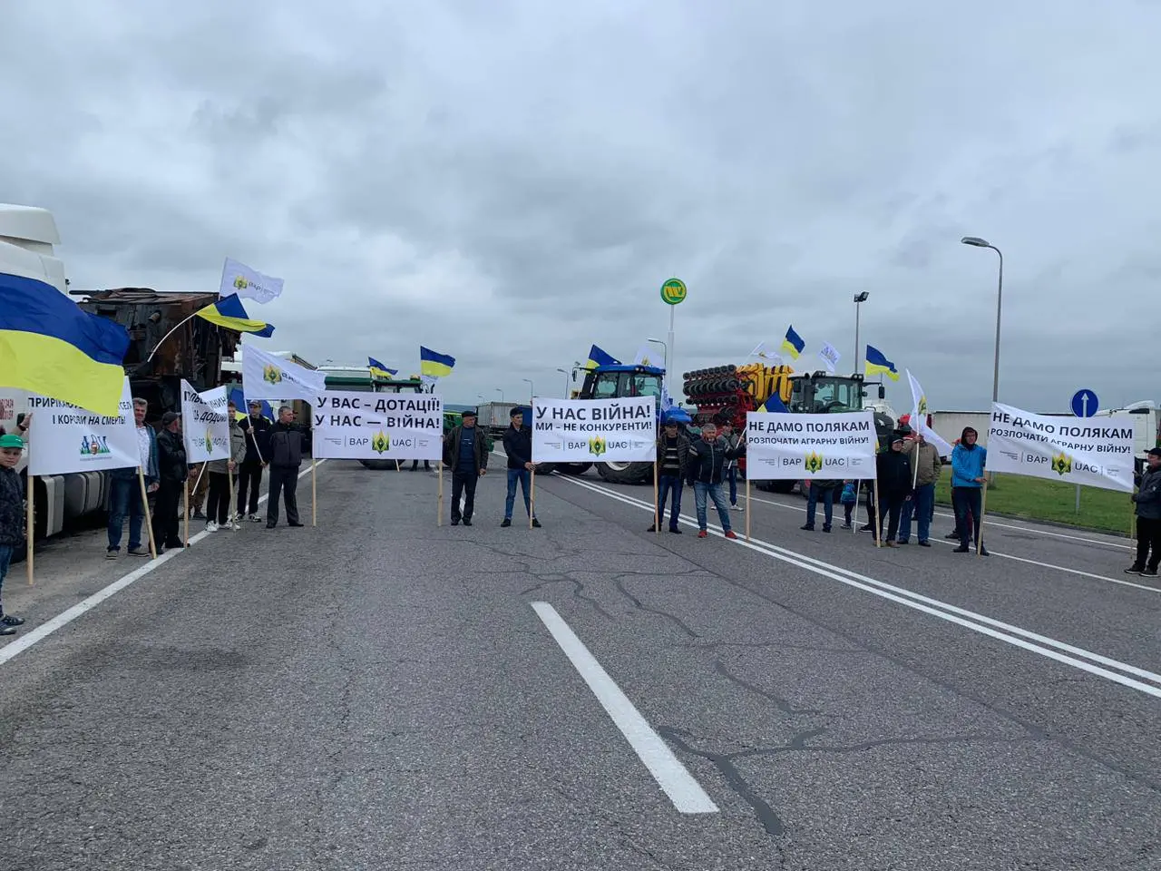 Українські аграрії завершили акцію протесту проти дій польських фермерів