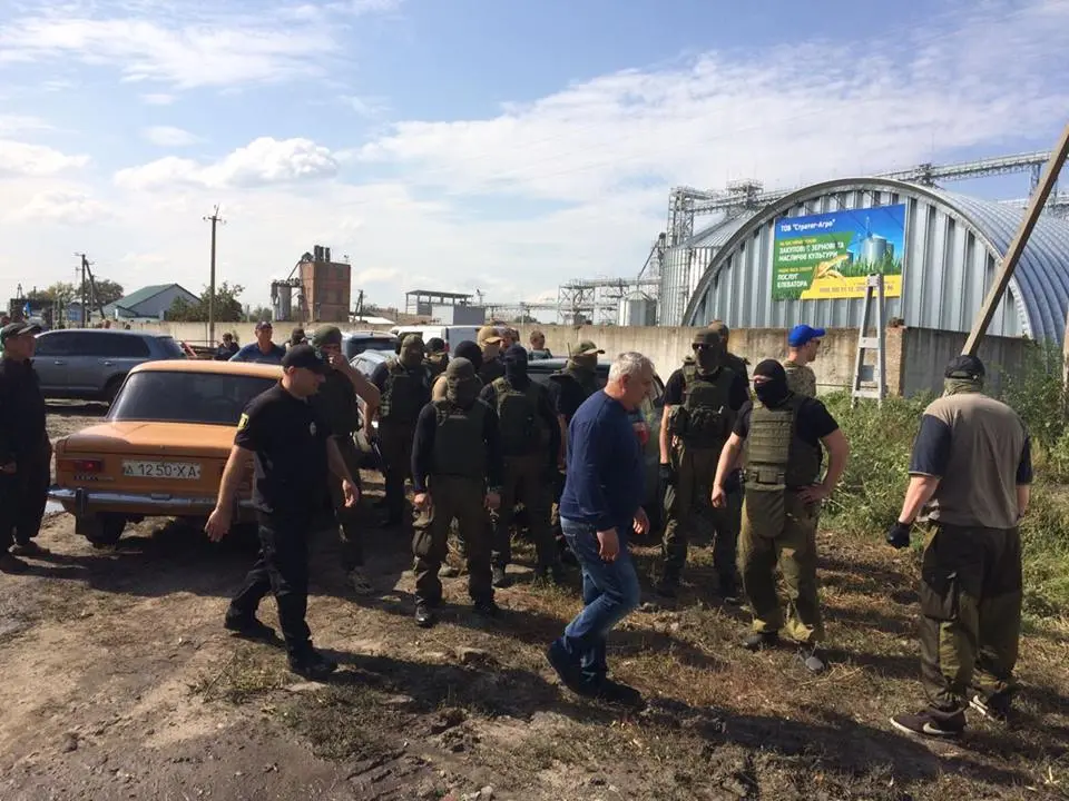 Учасників збройного нападу на елеватор на Харківщині відпустять під заставу