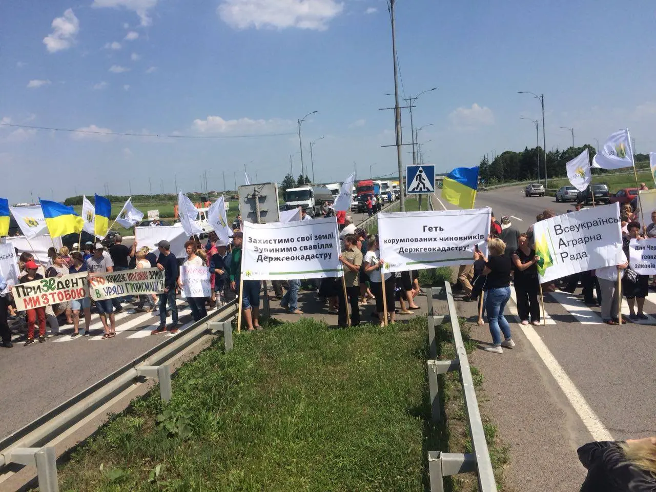 Селяни, аграрії та атовці погрожують влаштувати акцію протесту під Кабміном через неможливість провести розпаювання землі 