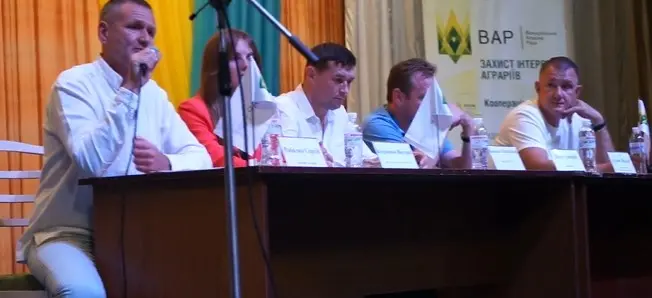 Під час земельного форуму херсонські аграрії говорили про ринок землі, рейдерство та зрошування полів 