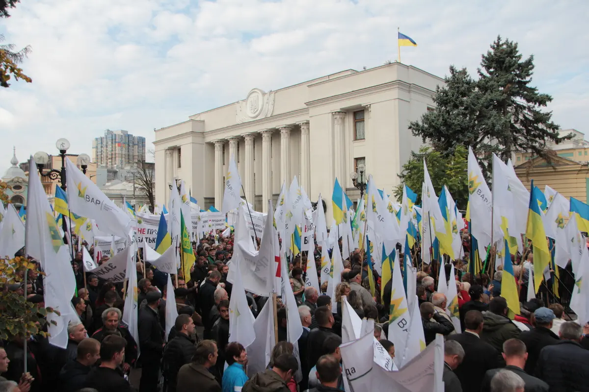 Під Верховною Радою аграрії та селяни протестували проти продажу землі іноземцям та вимагали референдуму щодо ринку землі