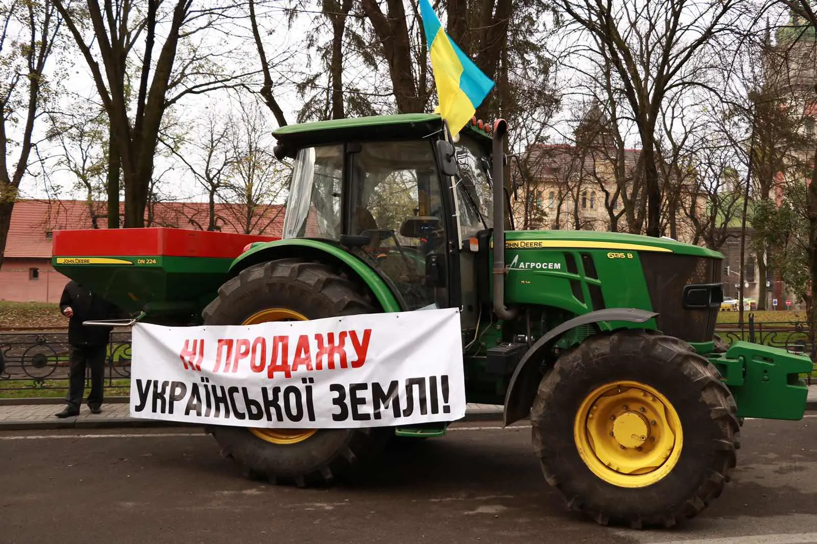 У регіонах аграрії з технікою вийшли на віче